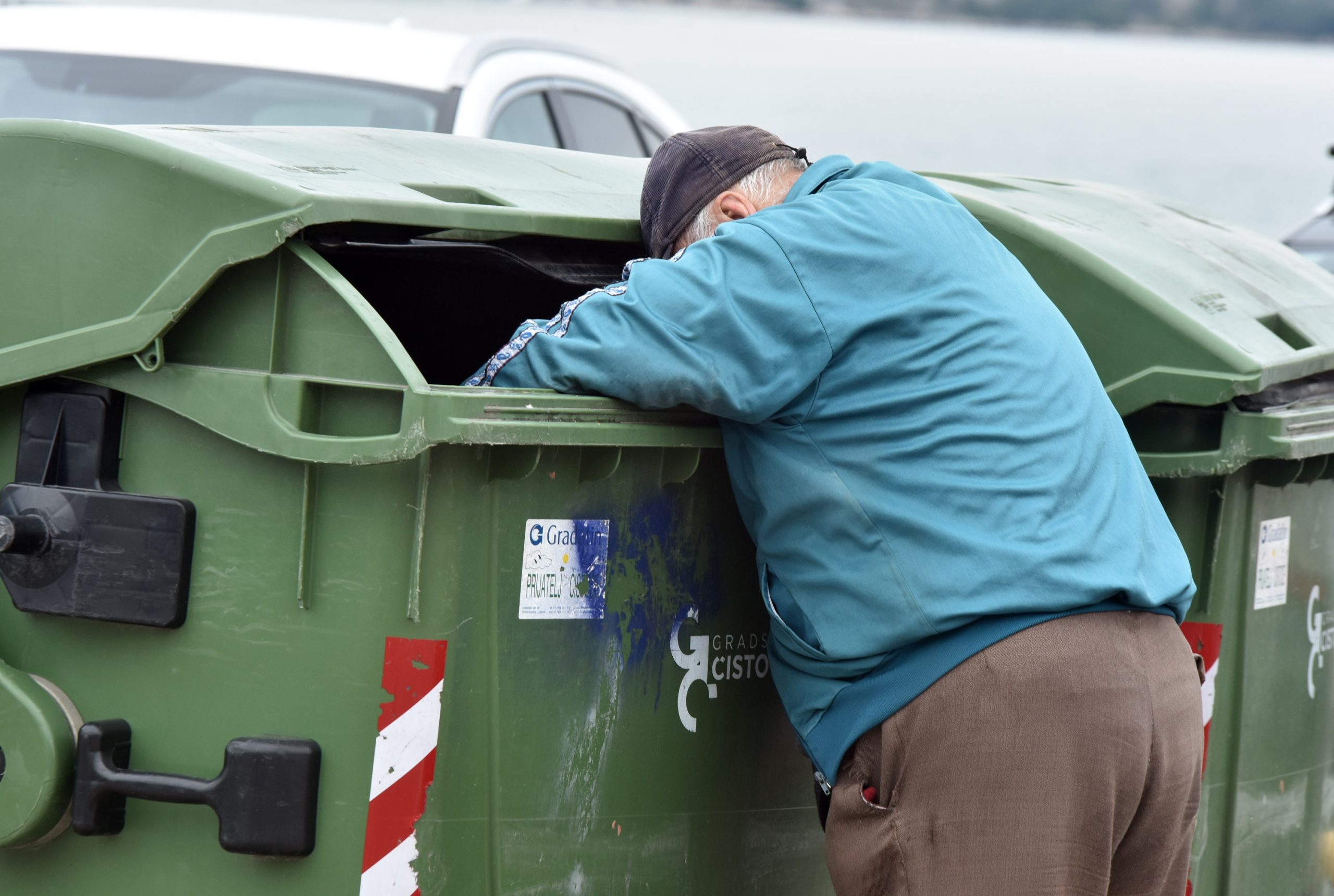 27.02.2016., Sibenik - Losa gospodarska situacija tjera mnoge gradjane da pokusaju prezivjeti iz dana u dan skupljajuci plasticnu ambalazu za koju jos uvijek dobijaju naknadu. 
Photo: Hrvoje Jelavic/PIXSELL