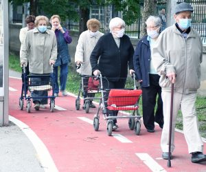27.05.2020., Sisak - Nakon 2,5 mjeseca prisilne karantene ni prohladno prijepodne ne moze sprijeciti korisnike Doma za starije i nemocne osobe u njihovoj prijepodnevnoj setnji. Photo: Nikola Cutuk/PIXSELL