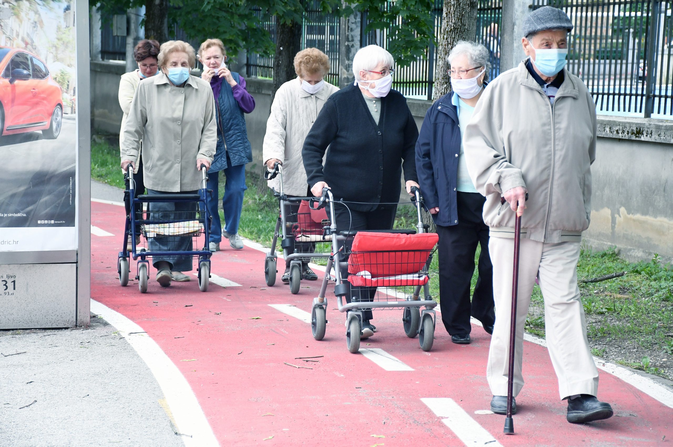 27.05.2020., Sisak - Nakon 2,5 mjeseca prisilne karantene ni prohladno prijepodne ne moze sprijeciti korisnike Doma za starije i nemocne osobe u njihovoj prijepodnevnoj setnji. Photo: Nikola Cutuk/PIXSELL