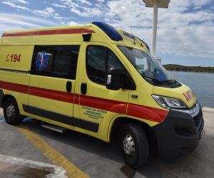 27.07.2020., Sibenik - Vozilo Hitne medicinske pomoci na sibenskoj rivi ocekuje dolazak ekipe i pacijenata s otoka. Photo: Hrvoje Jelavic/PIXSELL