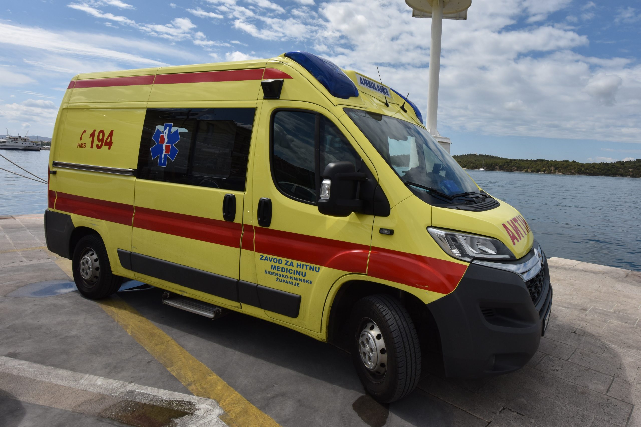 27.07.2020., Sibenik - Vozilo Hitne medicinske pomoci na sibenskoj rivi ocekuje dolazak ekipe i pacijenata s otoka. Photo: Hrvoje Jelavic/PIXSELL