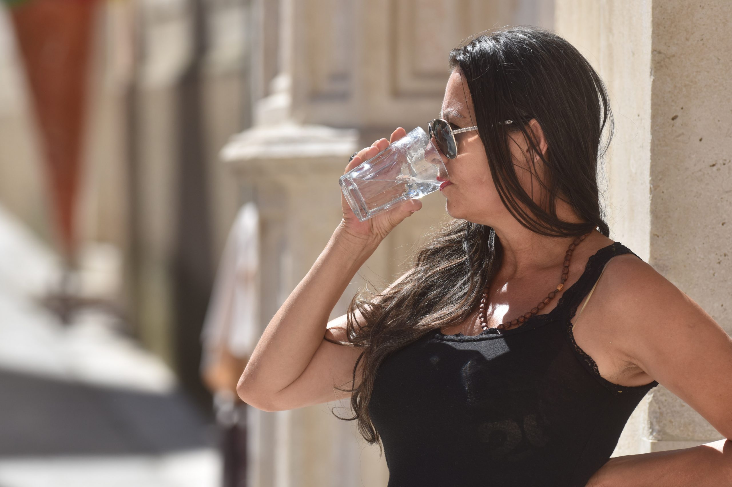 27.07.2020., Sibenik - Viskoke temperature na sibenskom podrucju natjerali su domace i strane turiste da osvjezenje potraze na razlicite nacine, te da se od sunca skriju sa sesirima.
Photo: Hrvoje Jelavic/PIXSELL