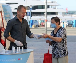 29.06.2020., Rijeka - Marko Boras Mandic nositelj liste Unije Kvarnera na Trgu 111. brigade HV gradjanima dijeli dezinfekcijska sredstva i izborni program. 
Photo: Goran Kovacic/PIXSELL