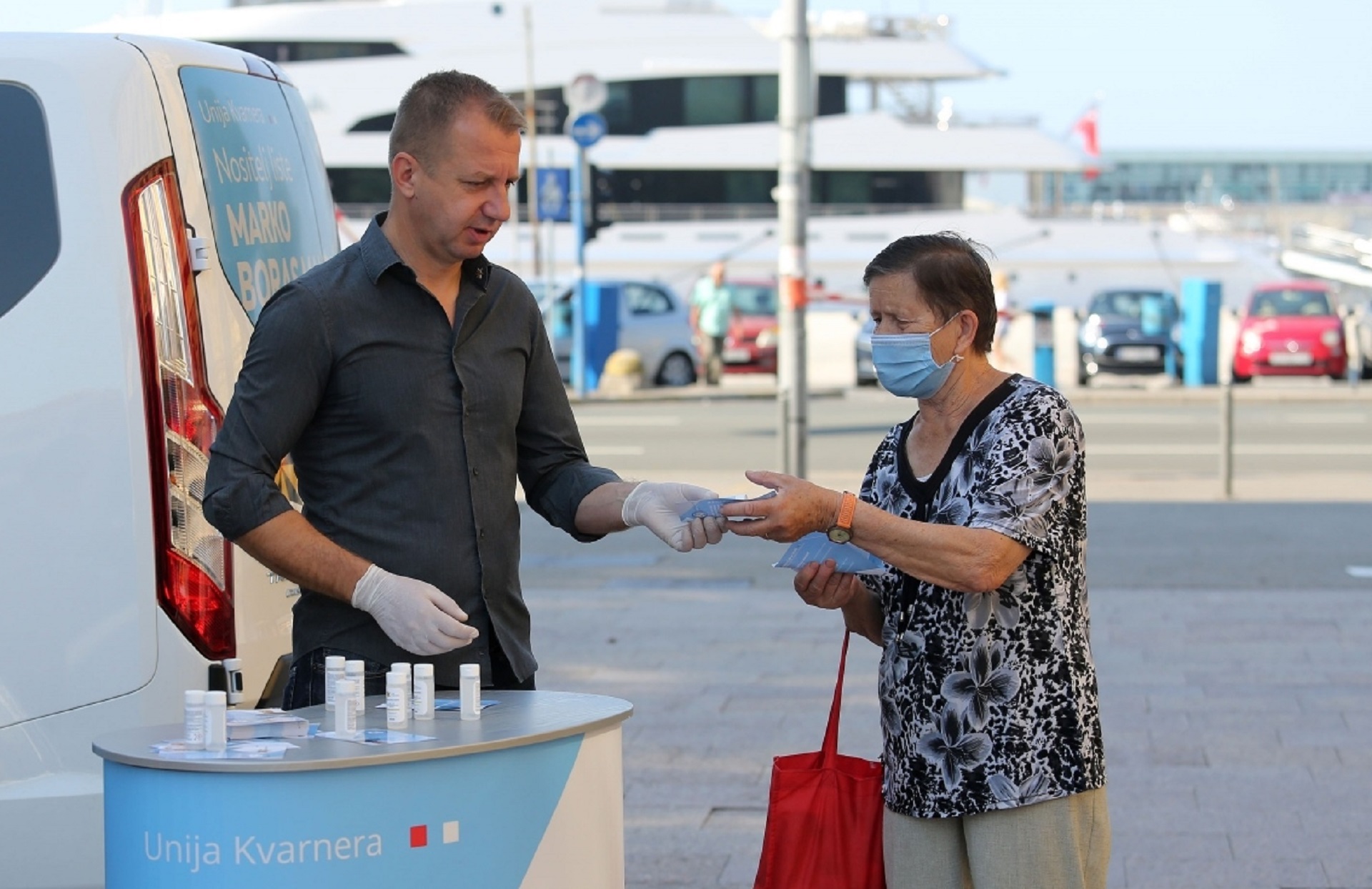 29.06.2020., Rijeka - Marko Boras Mandic nositelj liste Unije Kvarnera na Trgu 111. brigade HV gradjanima dijeli dezinfekcijska sredstva i izborni program. 
Photo: Goran Kovacic/PIXSELL