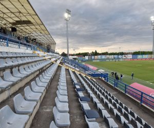 30.05.2020., Gradski stadion Ivan Kusek Apas, Koprivnica - Prva polufinalna utakmica Hrvatskog nogometnog kupa, NK Slaven Belupo - NK Lokomotiva. Provodjenje epidemioloskih mjera uoci pocetka utakmice.

Photo: Vjeran Zganec-Rogulja/PIXSELL