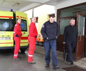 30.11.2013., Gospic - Tesko ozlijedjene osobe, njih 17, s mjesta nesrece na autocesti A1 kod tunela Krpani dovezene su u Opcu bolnicu Gospic. Dvoje teze ozlijedenih prevezeno je u Traumatosku bolnicu u Zagreb, jedan u Zadar, a ostali su obradjeni u gospickoj bolnici. Na autocesti A1 poslije sv. Roka u smjeru Zagreba, kod tunela Krpani, u 6.15 sati sudarilo se 20-ak vozila u nekoliko lancanih sudara. Osobni automobili, autobus, kombi, kamion s prikolicom sudarali su se s obje strane autoceste. Poginulo je troje ljudi. 
Photo: Kristina Stedul Fabac/PIXSELL