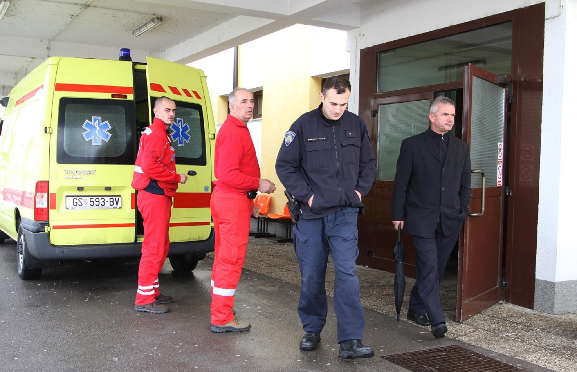 30.11.2013., Gospic - Tesko ozlijedjene osobe, njih 17, s mjesta nesrece na autocesti A1 kod tunela Krpani dovezene su u Opcu bolnicu Gospic. Dvoje teze ozlijedenih prevezeno je u Traumatosku bolnicu u Zagreb, jedan u Zadar, a ostali su obradjeni u gospickoj bolnici. Na autocesti A1 poslije sv. Roka u smjeru Zagreba, kod tunela Krpani, u 6.15 sati sudarilo se 20-ak vozila u nekoliko lancanih sudara. Osobni automobili, autobus, kombi, kamion s prikolicom sudarali su se s obje strane autoceste. Poginulo je troje ljudi. 
Photo: Kristina Stedul Fabac/PIXSELL