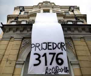 31.05.2020., Sarajevo, Bosna i Hercegovina - Velika bijela traka postavljena na jednoj od glavnih ulica u Sarajevu u znak sjecanja na ubijene Prijedorcane. Na danasnji dan 1992. godine, srpske vlasti su naredile da svo nesrpsko stanovnistvo okaci na svoje kuce bijele carsafe i da na ruke zavezu bijele trake. U Prijedoru je ukupno ubijeno 3176 osoba.
Photo: Armin Durgut/PIXSELL