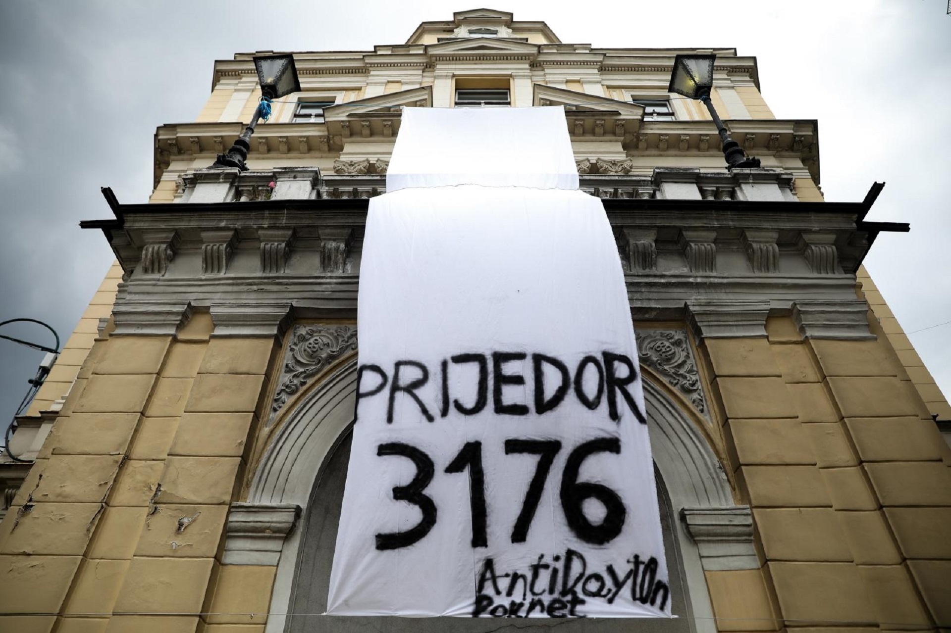 31.05.2020., Sarajevo, Bosna i Hercegovina - Velika bijela traka postavljena na jednoj od glavnih ulica u Sarajevu u znak sjecanja na ubijene Prijedorcane. Na danasnji dan 1992. godine, srpske vlasti su naredile da svo nesrpsko stanovnistvo okaci na svoje kuce bijele carsafe i da na ruke zavezu bijele trake. U Prijedoru je ukupno ubijeno 3176 osoba.
Photo: Armin Durgut/PIXSELL