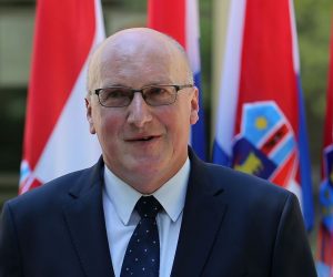30.07.2020., Knin - Ispred Gradskog poglavarstva Grada Knina odrzana je konferencija za medije povodom obiljezavanja 25. obljetnice VRO Oluja. Na konferenciji za medije sudjelovali su clanovi Organizacijskog odbora za obiljezavanje Dana pobjede i domovinske zahvalnosti, Dana hrvatskih branitelja i 25. obljetnice vojno redarstvene operacije Oluja - predstavnici Ministarstva obrane, Ministarstva unutarnjih poslova, Ministarstva hrvatskih branitelja, Grada Knina, Sibensko-kninske zupanije i Hrvatskog zavoda za javno zdravstvo koji je prezentirao tijek priprema i program sredisnje svecanosti koja ce se odrzati 5. kolovoza 2020. u Kninu. Zdravko Jakop, drzavni tajnik MORH-a.
Photo: Dusko Jaramaz/PIXSELL