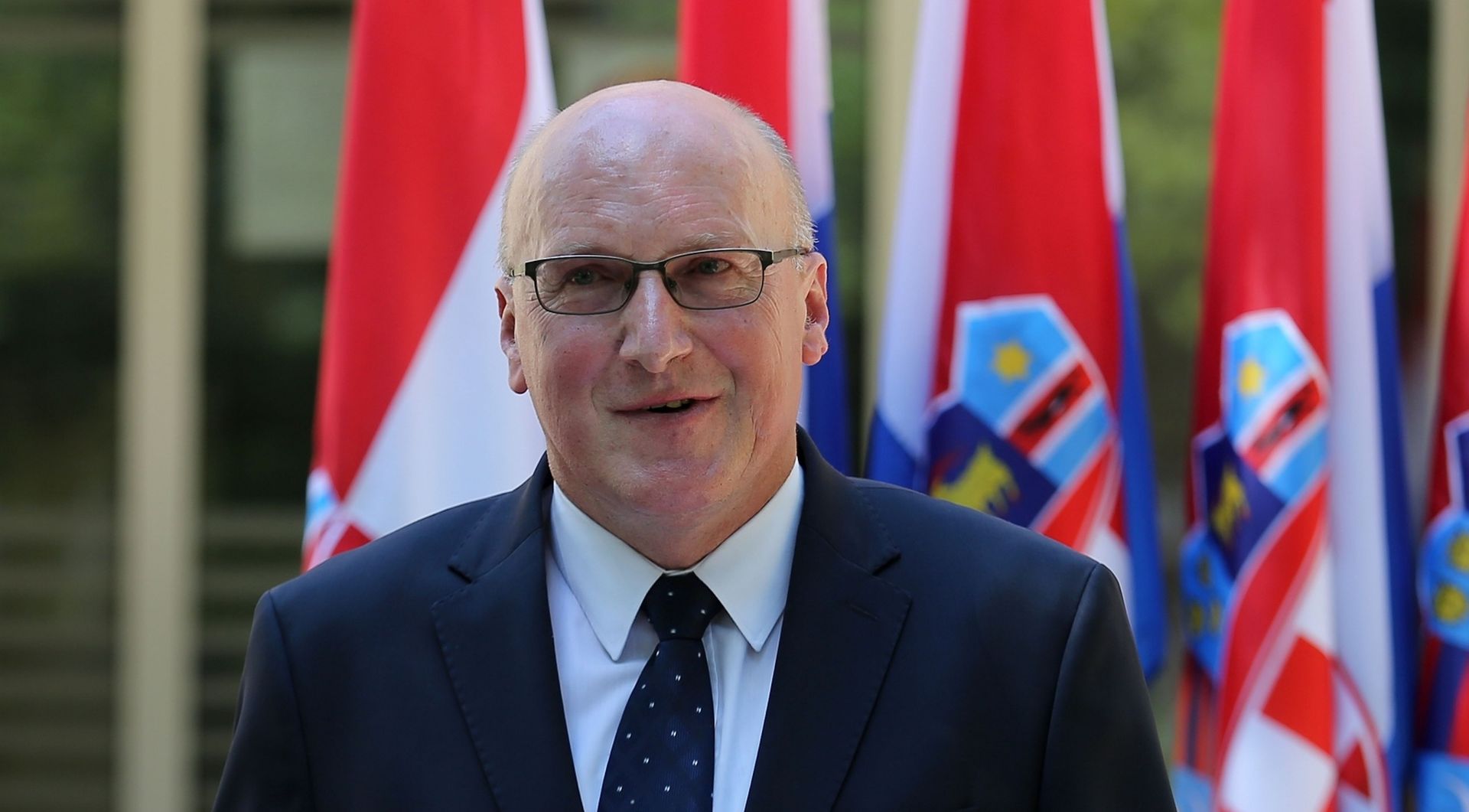 30.07.2020., Knin - Ispred Gradskog poglavarstva Grada Knina odrzana je konferencija za medije povodom obiljezavanja 25. obljetnice VRO Oluja. Na konferenciji za medije sudjelovali su clanovi Organizacijskog odbora za obiljezavanje Dana pobjede i domovinske zahvalnosti, Dana hrvatskih branitelja i 25. obljetnice vojno redarstvene operacije Oluja - predstavnici Ministarstva obrane, Ministarstva unutarnjih poslova, Ministarstva hrvatskih branitelja, Grada Knina, Sibensko-kninske zupanije i Hrvatskog zavoda za javno zdravstvo koji je prezentirao tijek priprema i program sredisnje svecanosti koja ce se odrzati 5. kolovoza 2020. u Kninu. Zdravko Jakop, drzavni tajnik MORH-a.
Photo: Dusko Jaramaz/PIXSELL