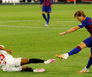 La Liga Santander - Sevilla v FC Barcelona Soccer Football - La Liga Santander - Sevilla v FC Barcelona - Ramon Sanchez Pizjuan, Sevilla, Spain - June 19, 2020  Barcelona's Ivan Rakitic shoots at goal, as play resumes behind closed doors following the outbreak of the coronavirus disease (COVID-19)   REUTERS/Marcelo Del Pozo MARCELO DEL POZO