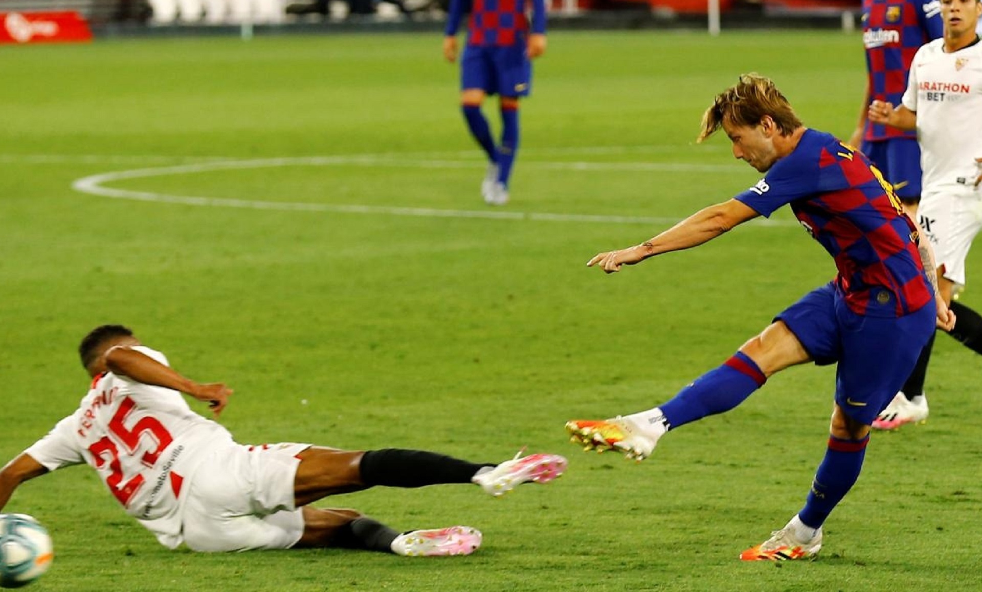 La Liga Santander - Sevilla v FC Barcelona Soccer Football - La Liga Santander - Sevilla v FC Barcelona - Ramon Sanchez Pizjuan, Sevilla, Spain - June 19, 2020  Barcelona's Ivan Rakitic shoots at goal, as play resumes behind closed doors following the outbreak of the coronavirus disease (COVID-19)   REUTERS/Marcelo Del Pozo MARCELO DEL POZO