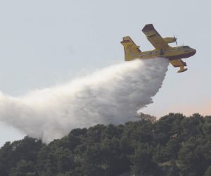 Split, 30.05.2008 - U Splitu je popodne s poèetkom u 17 sati odrana Dravna vatrogasna vjeba zdruenih snaga zatite i spaavanja "Marjan 2008" to su je organizirale Hrvatska vatrogasna zajednica i Vatrogasna zajednica Splitsko-dalmatinske upanije. Vjeba se sastojala od gaenja poara i spaavanja na Marjanu - u èemu su sudjelovale zraène snage, helikopteri i kanaderi (na slici); gaenja poara i spaavanja unesreæenih iz zgrade Poglavarstva grada Splita, spaavanja unesreæenih na moru - u èemu su sudjelovali pripadnici pomorske policije i ronioci; te sprjeèavanja ekoizgreda na moru.
foto FaH/ Veljko MARTINOVIÆ