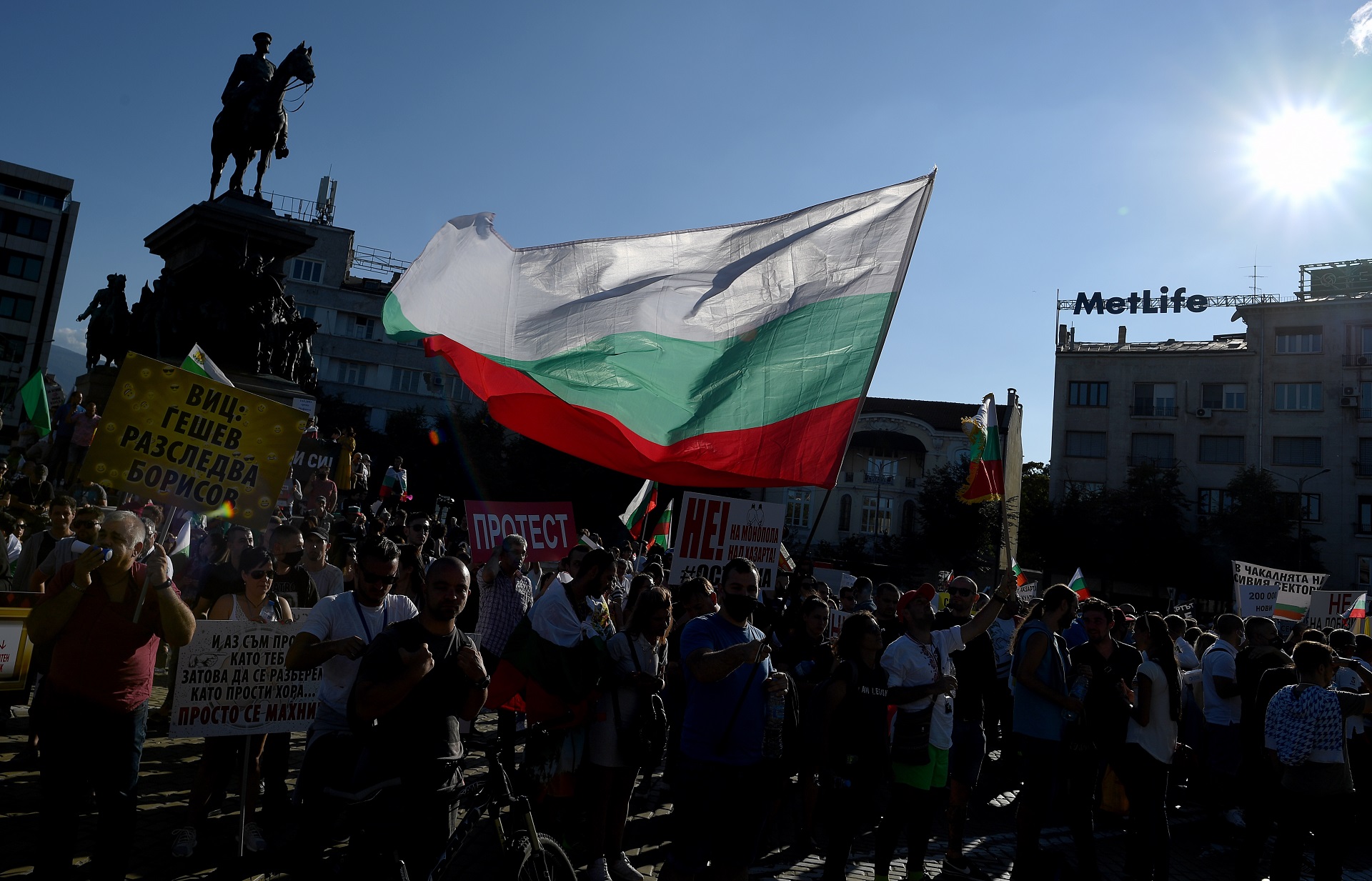 epa08557106 People wave the Bulgarian national flag during an anti-government protest held in front of the Parliament building in Sofia, Bulgaria, 20 July 2020. Hundreds of demonstrators once again gathered in the capital's downtown area to demand the resignation of Prime Minister Boyko Borisov, as well as that of his entire government.  EPA/VASSIL DONEV