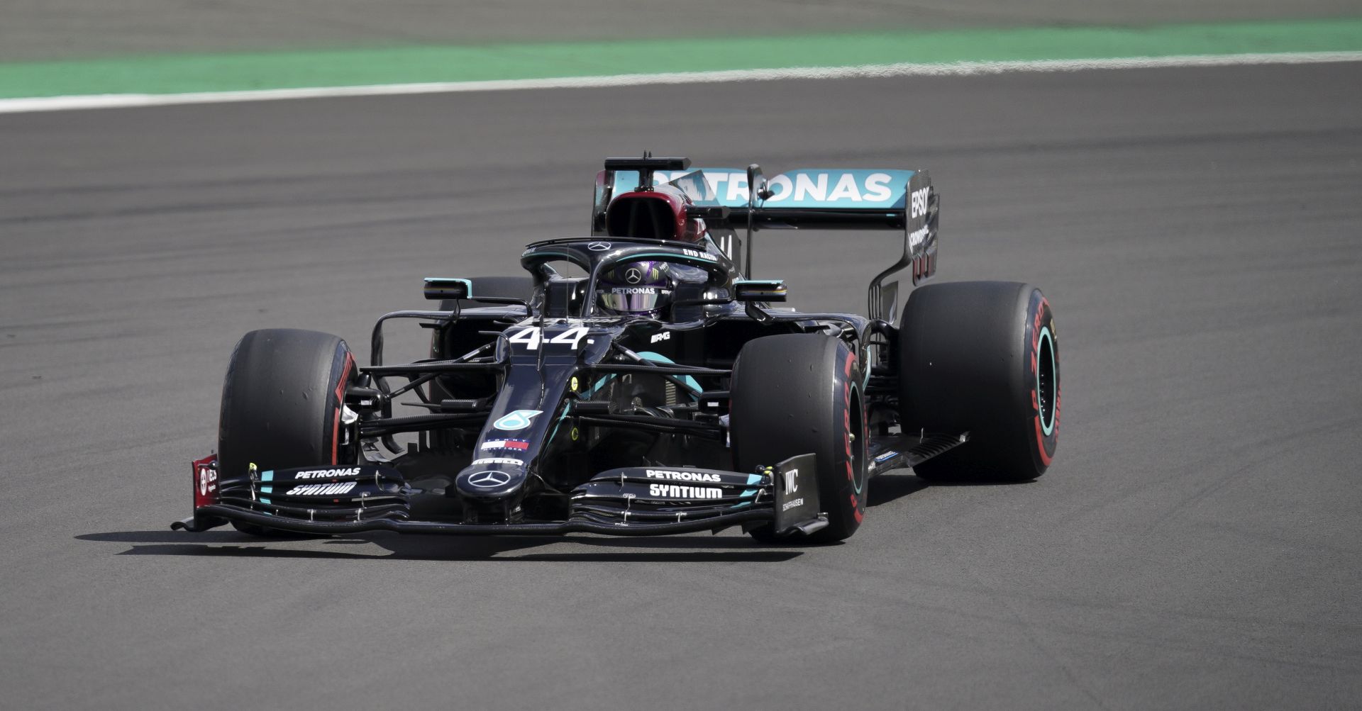 epa08578432 British Formula One driver Lewis Hamilton of Mercedes-AMG Petronas in action during the third practice session of the British Formula One Grand Prix in Silverstone, Britain, 01 August 2020.  EPA/Will Oliver / Pool