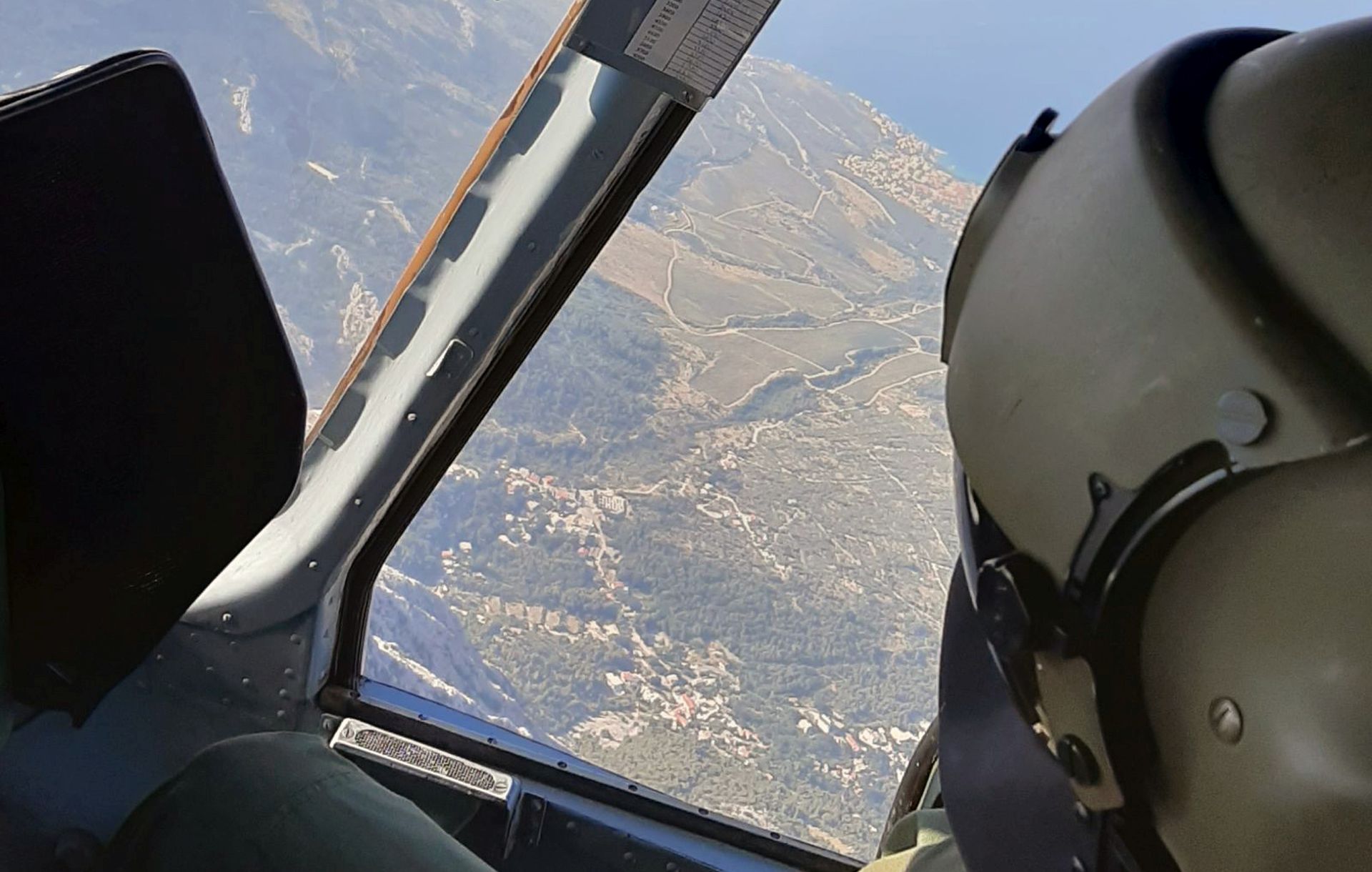 Zagreb, 1.8.2020 - Letaèka posada 395. eskadrile transportnih helikoptera HRZ-a veæ drugi dan zaredom sudjeluje u akciji potrage za nestalim stranim dravljaninom na Biokovu zajedno s pripadnicima HGSS-a, izvijestili su iz MORH-a. Posada u akciji sudjeluje sa Mi-8 MTV1 helikopterom. 
foto HINA/ HRZ/ ua