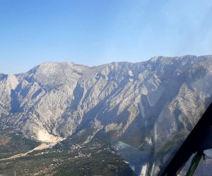 Zagreb, 1.8.2020 - Letaèka posada 395. eskadrile transportnih helikoptera HRZ-a veæ drugi dan zaredom sudjeluje u akciji potrage za nestalim stranim dravljaninom na Biokovu zajedno s pripadnicima HGSS-a, izvijestili su iz MORH-a. Posada u akciji sudjeluje sa Mi-8 MTV1 helikopterom. 
foto HINA/ HRZ/ ua