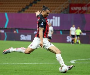 epa08579707 Milan's Zlatan Ibrahimovic scores the 2-0 goal during the Italian Serie A soccer match  AC Milan vs Cagliari Calcio at Giuseppe Meazza stadium in Milan, Italy, 01 August  2020.  EPA/MATTEO BAZZI