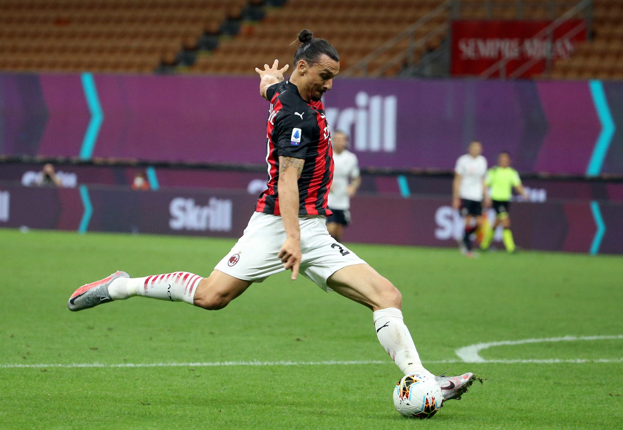 epa08579707 Milan's Zlatan Ibrahimovic scores the 2-0 goal during the Italian Serie A soccer match  AC Milan vs Cagliari Calcio at Giuseppe Meazza stadium in Milan, Italy, 01 August  2020.  EPA/MATTEO BAZZI