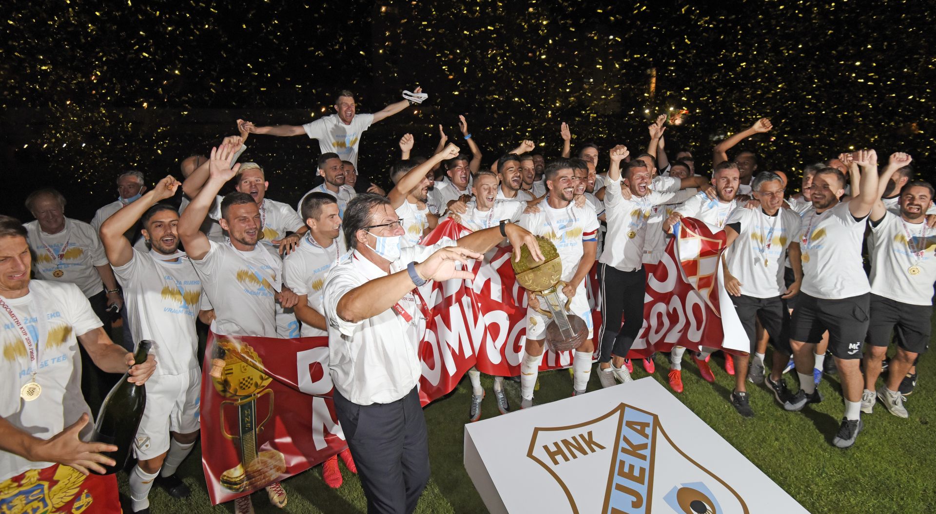 Šibenik , 01.08.2020. Finalna utakmica Hrvatskog nogometnog kupa Rijeka - Lokomotiva. Na slici slavlje Riječana nakon osvojenog kupa.
foto HINA/ Mario STRMOTIĆ/ ms