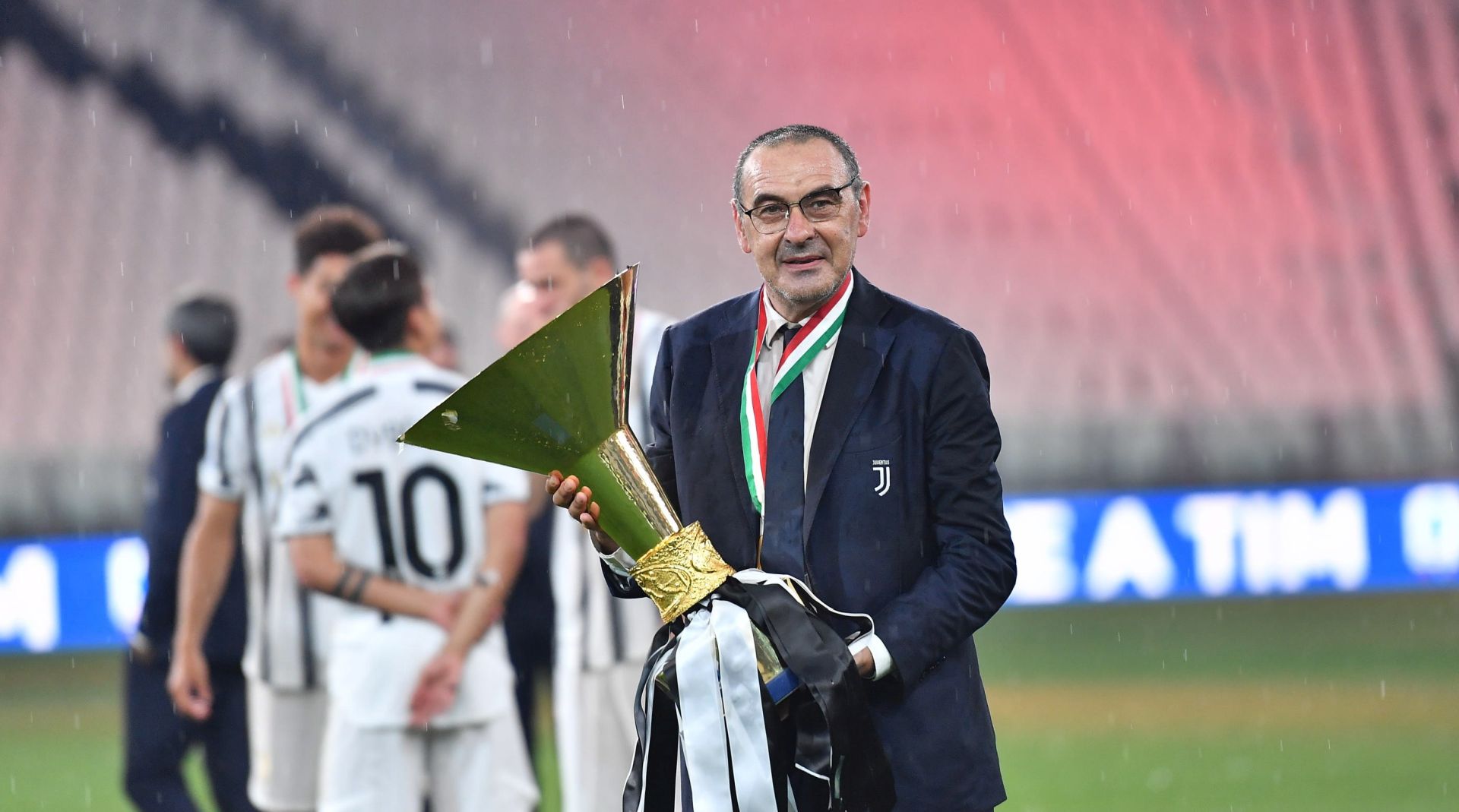 epa08579920 Juventus' head coach Maurizio Sarri celebrates with the trophy the victory of the 9th consecutive Italian championship after the Italian Serie A soccer match Juventus FC vs AS Roma at the Allianz stadium in Turin, Italy, 01 August 2020.  EPA/ALESSANDRO DI MARCO