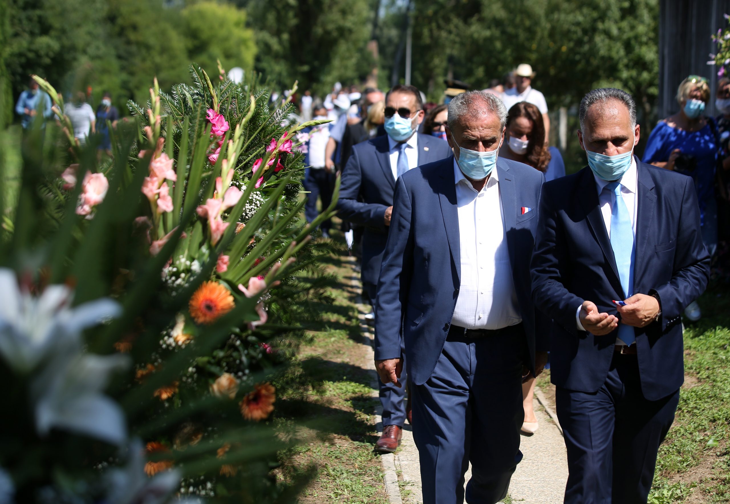 Zagreb, 02.08.2020 - Saborski zastupnik Veljko Kajtazi i Savez Roma u Republici Hrvatskoj "Kali Sara" u suradnji s vijećima i predstavnicima romske nacionalne manjine u Republici Hrvatskoj, organizirali su otvorenje Romskog memorijalnog centra Uštica u povodu obilježavanja međunarodnoga Dana sjećanja na romske žrtve genocida u Drugom svjetskom ratu - Samudaripen. Na fotografiji MIlan Bandić, Veljko Kajtazi. foto HINA/ Daniel KASAP/ dkg