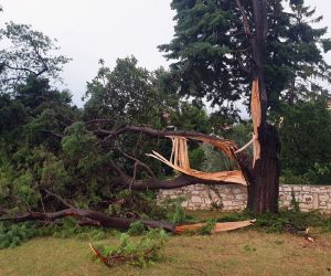Umag, 3.8.2020 - Snano nevrijeme praæeno kiom, pljuskovima s grmljavinom te jakim vjetrom pogodilo je u ponedjeljak naveèer Istru, posebno zapadnu obale istarskog poluotoka, odnosno podruèje Umaga i Poreèa. Na slici posljedice nevremena u Umagu. 
foto HINA/ Daniel SPONZA/ ua
