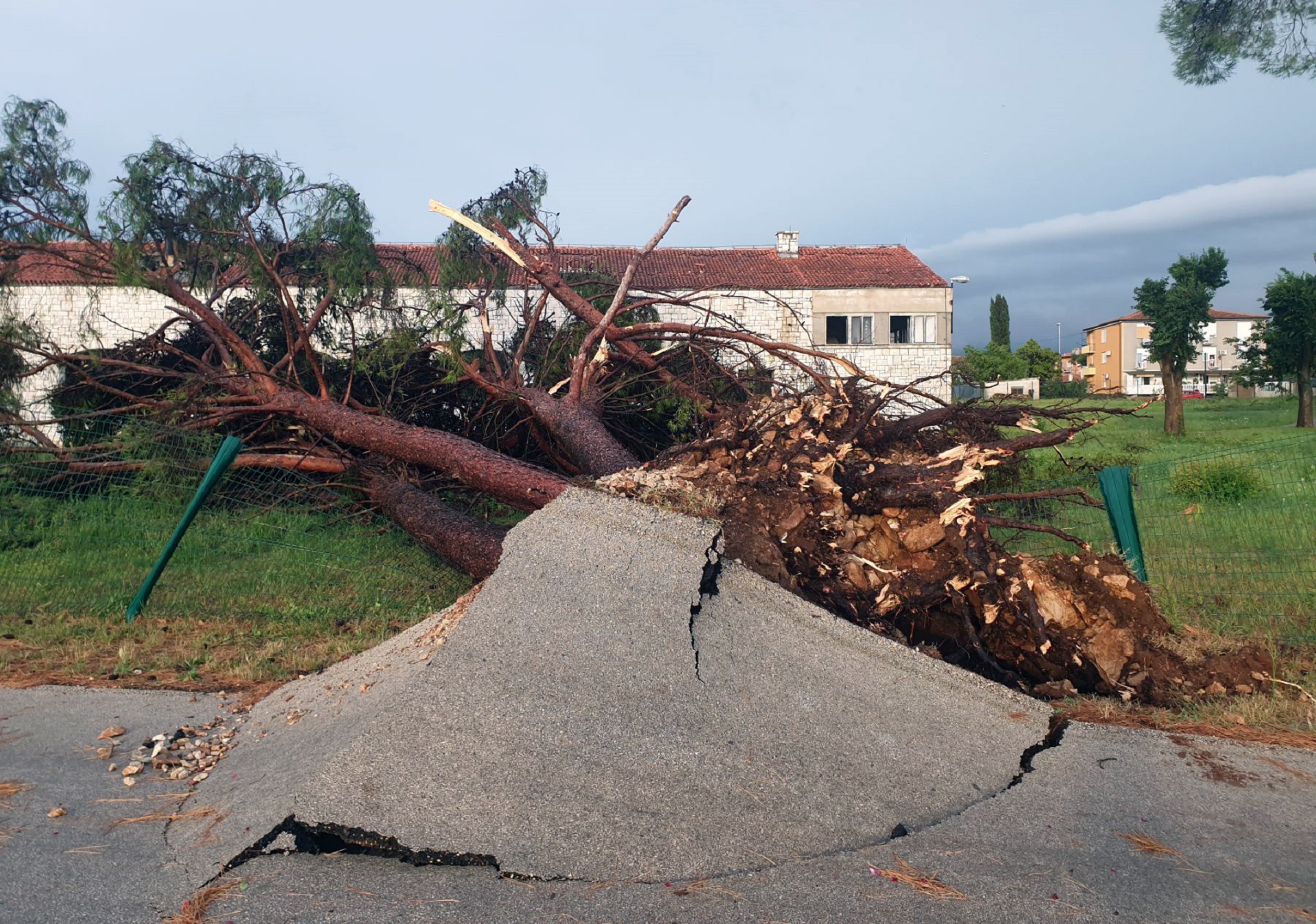 Umag, 3.8.2020 - Snano nevrijeme praæeno kiom, pljuskovima s grmljavinom te jakim vjetrom pogodilo je u ponedjeljak naveèer Istru, posebno zapadnu obale istarskog poluotoka, odnosno podruèje Umaga i Poreèa. Na slici posljedice nevremena u Umagu. 
foto HINA/ Daniel SPONZA/ ua
