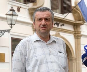 Zagreb, 04.08.2020. - Predstavnici pirotehničara udruženi u Novi sindikat došli su ispred Banskih dvora gdje su zatražili sastanak s premijerom Andrejem Plenkovićem zbog problema koji se događaju u sustavu humanitarnog razminiranja.
Na fotografiji Mario Iveković.
foto HINA/ Edvard ŠUŠAK/ es