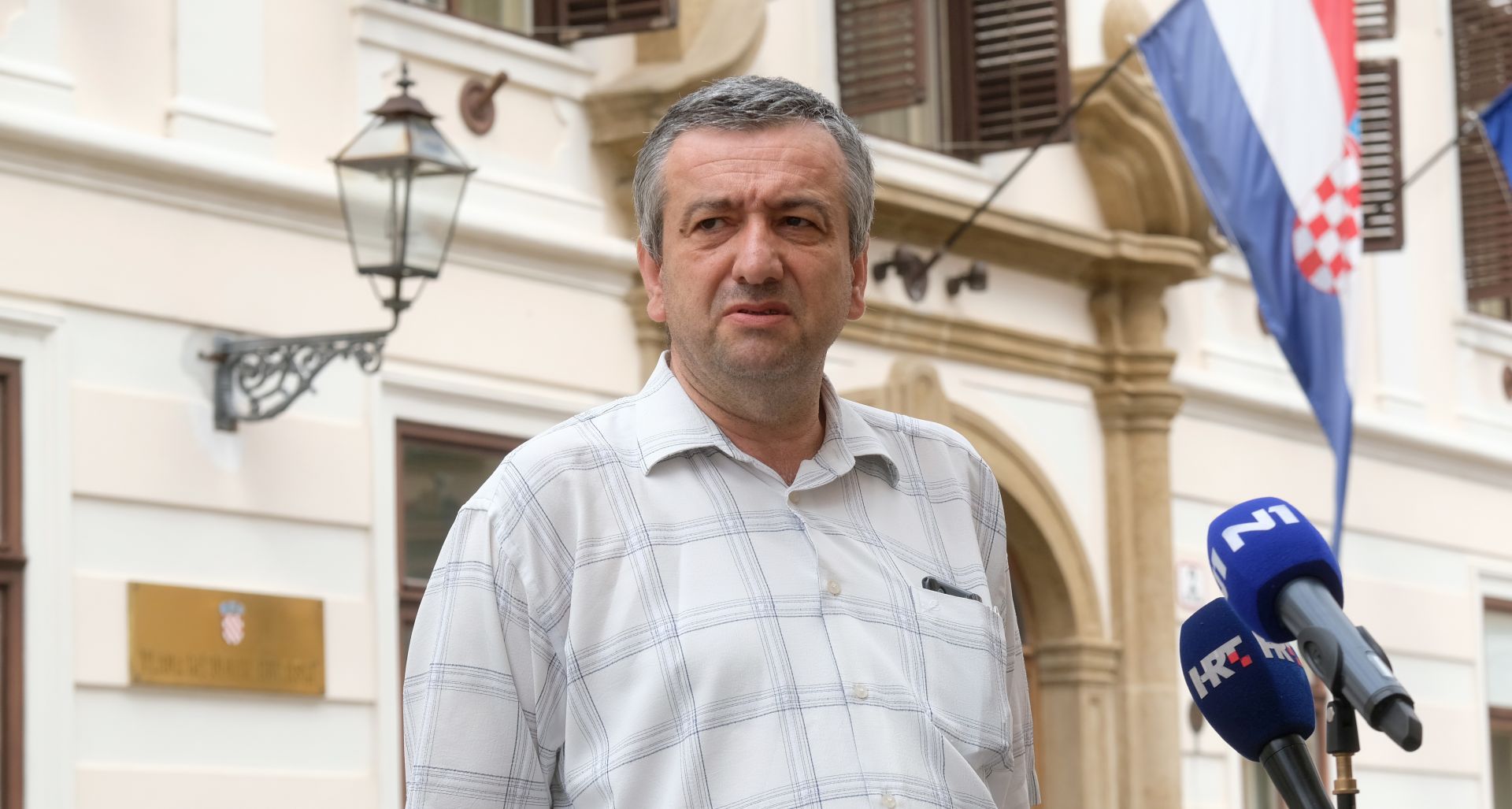 Zagreb, 04.08.2020. - Predstavnici pirotehničara udruženi u Novi sindikat došli su ispred Banskih dvora gdje su zatražili sastanak s premijerom Andrejem Plenkovićem zbog problema koji se događaju u sustavu humanitarnog razminiranja.
Na fotografiji Mario Iveković.
foto HINA/ Edvard ŠUŠAK/ es