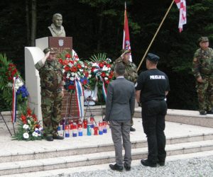 Petrinja, 04.08.20202 - 25. godinjica pogibije brigadira Stjepana Grgca, zapovjednika Sisaèke 57. brigade. Brigadir Grgac poginuo je 4. kolovoza 1995. godine u Kotar umi, predvodeæi svoju brigadu u oslobaðanju Petrinje u sklopu vojno-redarstvene operacije "Oluja". foto HINA/ ik