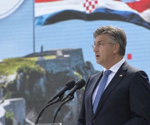 Knin, 5.8.2020 - Proslava Dana pobjede i domovinske zahvalnosti, Dana hrvatskih branitelja i 25. obljetnice oslobodilaèke operacije Oluja. Sredinja sveèanost odrava se u Kninu u nazoènosti dravnog vrha. Na slici premijer Andrej Plenkoviæ.
foto HINA/ Mario STRMOTIÆ/ lsd