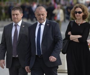 Knin , 5.08.2020. Knin, 5.8.2020 - Proslava Dana pobjede i domovinske zahvalnosti, Dana hrvatskih branitelja i 25. obljetnice oslobodilačke operacije Oluja. Središnja svečanost održava se u Kninu u nazočnosti državnog vrha. Na slici Oleg Butković, Tomo Medved, Nina Obuljen Koržinek.
foto HINA/ Mario STRMOTIĆ/ ms