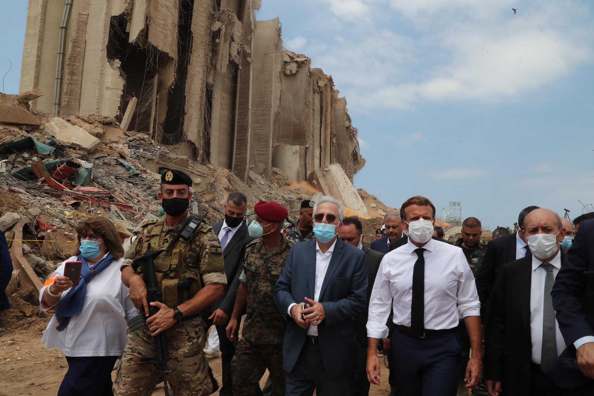 epa08587500 A handout photo made available by the Lebanese government official photographer Dalati and Nohra showing French President Emmanuel Macron (2-R) visiting the devastated site of the explosion at the port of Beirut, Lebanon, 06 August 2020. Macron arrived to Lebanon to show support after a massive explosion on 04 August in which at least 137 people were killed, and more than 5,000 injured in what believed to have been caused by an estimated 2,750 of ammonium nitrate stored in a warehouse.  EPA/DALATI NOHRA HANDOUT  HANDOUT EDITORIAL USE ONLY/NO SALES