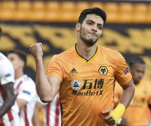 epa08588406 Raul Jimenez (C) of Wolverhampton celebrates after scoring the opening goal during the UEFA Europa League Round of 16 second leg match between Wolverhampton Wanderers and Olympiacos in Wolverhampton, Britain, 06 August 2020.  EPA/PETER POWELL