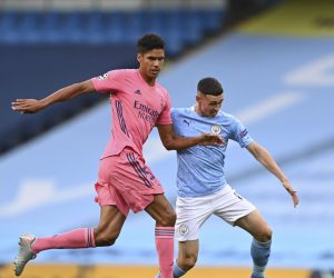 epa08590437 Real Madrid's Raphael Varane (L) and Manchester City's Phil Foden (R) in action during the UEFA Champions League Round of 16 second leg soccer match between Manchester City and Real Madrid in Manchester, Britain, 07 August 2020.  EPA/Shaun Botterill / POOL