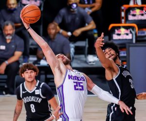 epa08590757 Sacramento Kings center Alex Len (L) of Ukraine in action against Brooklyn Nets center Jarrett Allen (R) during the first quarter of the NBA basketball game between the Sacramento Kings and the Brooklyn Nets at the ESPN Wide World of Sports Complex in Kissimmee, Florida, USA, 07 August 2020. The NBA season has restarted at the Walt Disney World sports complex outside Orlando, Florida.  EPA/ERIK S. LESSER SHUTTERSTOCK OUT