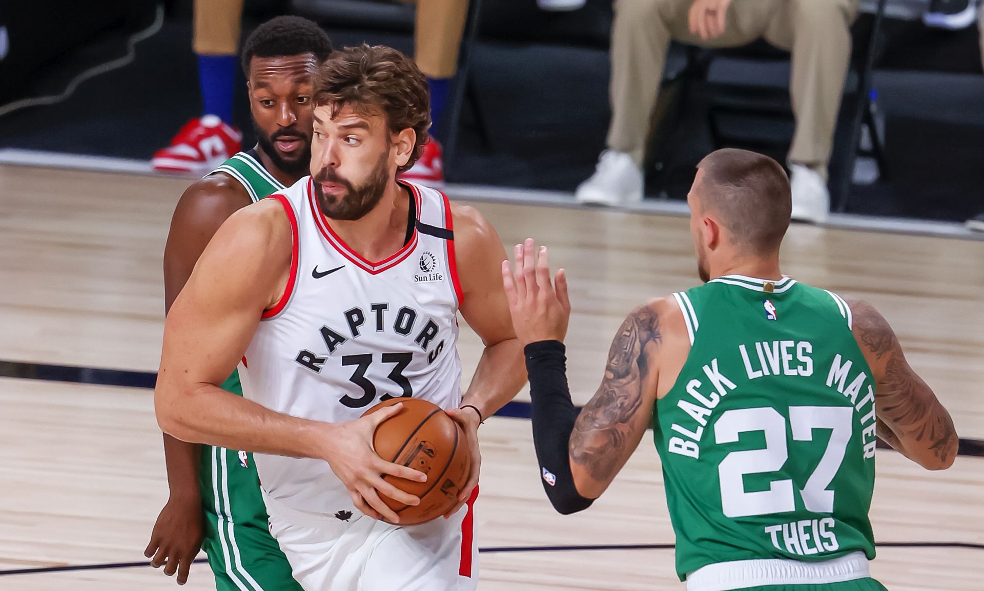 epa08590911 Toronto Raptors center Marc Gasol of Spain (C) in action against Boston Celtics guard Kemba Walker (L) and Boston Celtics center Daniel Theis of Germany (R) during the first half of the NBA basketball game between the Toronto Raptors and the Boston Celtics at the ESPN Wide World of Sports Complex in Kissimmee, Florida, USA, 07 August 2020. The NBA season has restarted at the Walt Disney World sports complex outside Orlando, Florida.  EPA/ERIK S. LESSER SHUTTERSTOCK OUT