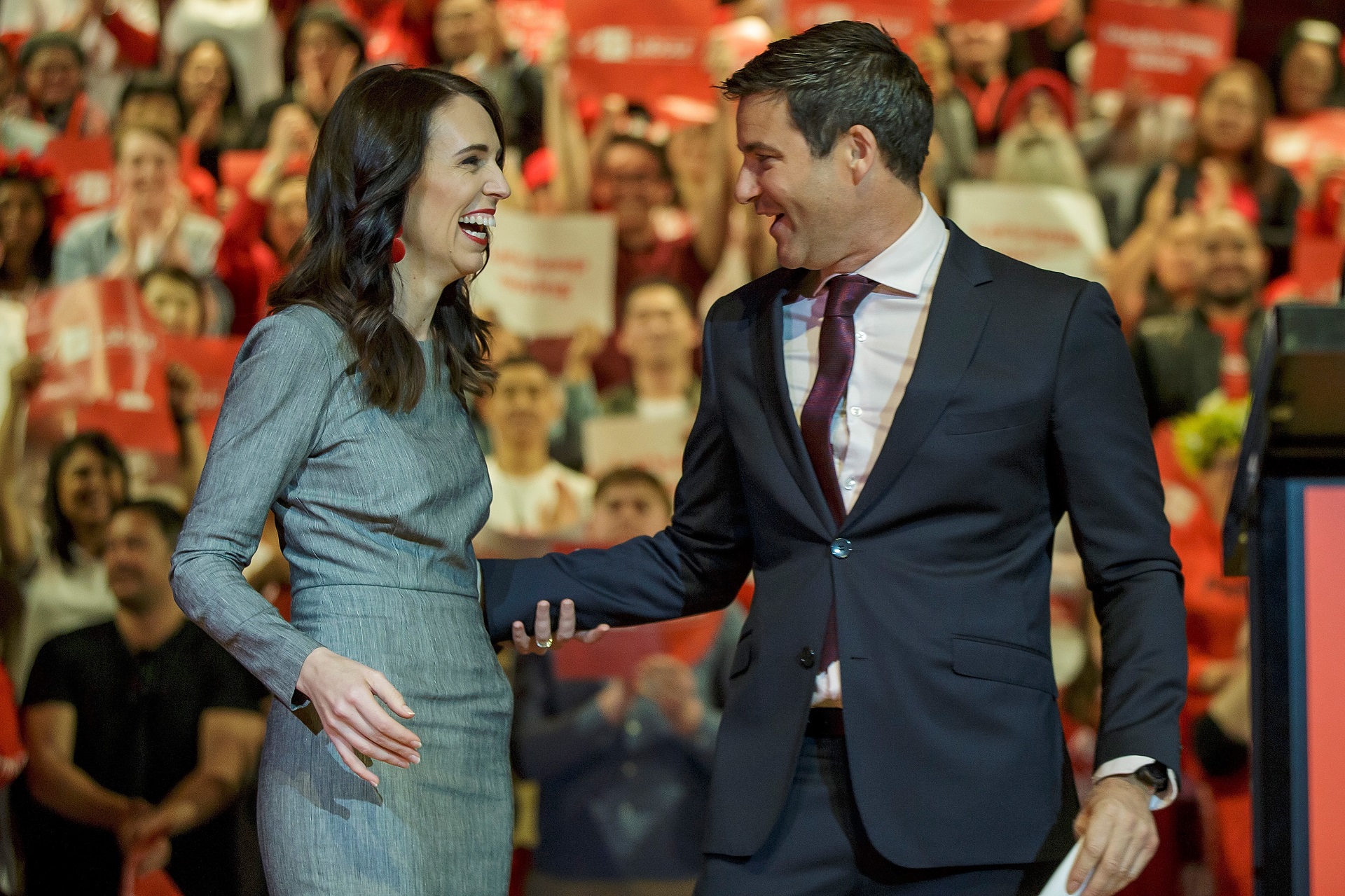 epaselect epa08590946 New Zealand Prime Minister Jacinda Ardern (L) stands with her partner Clarke Gayford (R) during the Labour Party campaign launch in Auckland, New Zealand, 08 August 2020. New Zealand's parliament has adjourned ahead of the 19 September election.  EPA/DAVID ROWLAND AUSTRALIA AND NEW ZEALAND OUT