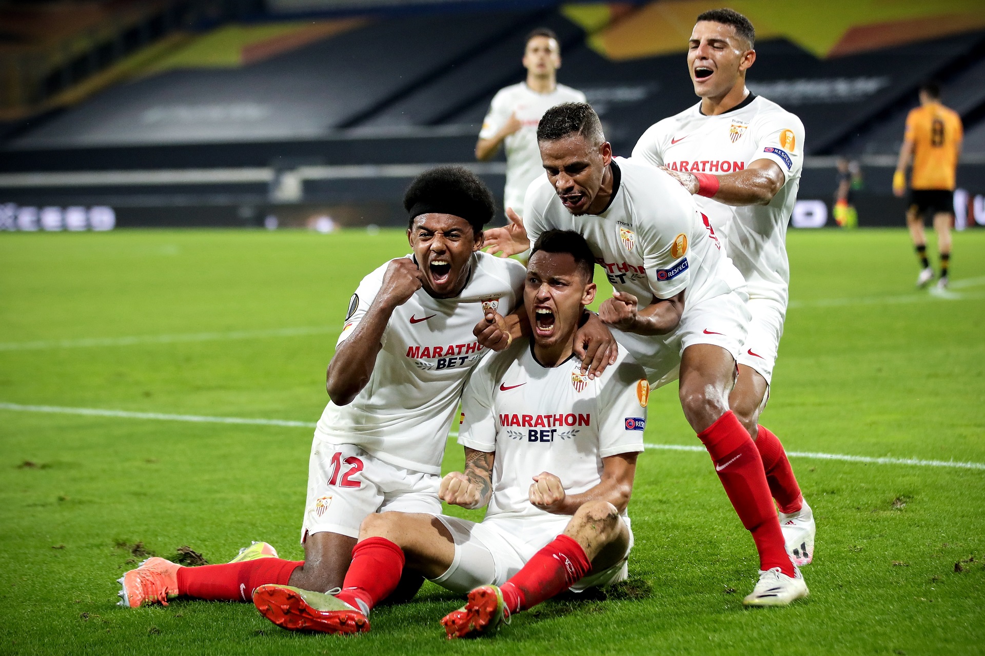 epa08598150 Sevilla's Lucas Ocampos (C, bottom) celebrates with his teammates after scoring the 1-0 lead during the UEFA Europa League quarter final soccer match between Wolverhampton Wanderers and Sevilla FC in Duisburg, Germany 11 August 2020.  EPA/Friedemann Vogel / POOL