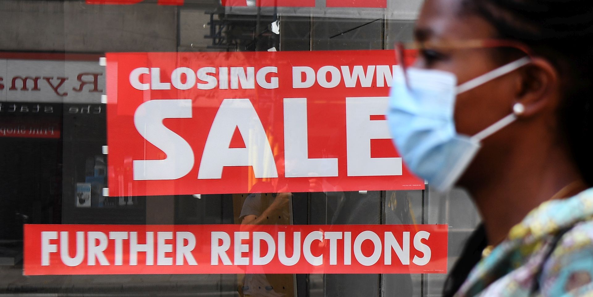 epa08598936 A pedestrian passes a closing down sale at a store in London, Britain, 12 August 2020. According to news reports the UK is now officially in recession. Britain is set to experience its worst recession on record after data showed the Coronavirus sent the UK economy plunging by over twenty percent for the second quarter of 2020.  EPA/ANDY RAIN