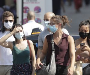 epa08599102 People are wearing mask in Brussels , Belgium, 12 August  2020. Brussels region authorities decided on 12 August to make face masks compulsory in all public spaces, in the 19 districts of Brussels as an average of 50 cases of Covid-19  per 100,000 inhabitants per day was recoded in the region over the last week.  EPA/OLIVIER HOSLET