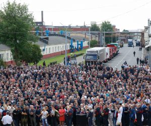 epa08602684 Employees of the Minsk Automobile Plant (MAZ) attend a gathering to protest against police violence and demanding re-election, in Minsk, Belarus, 14 August 2020, following the country's disputed election. According to media reports, nearly 7,000 people have been detained and hundreds injured in the crackdown on demonstrators protesting the official results that said long-time president Alexander Lukashenko won by a landslide with 80 percent of the vote. Main opposition leader Svetlana Tikhanovskaya fled to Lithuania after rejecting the election results she claimed was rigged.  EPA/TATYANA ZENKOVICH