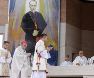 Marija Bistrica, 15.8.2020 - Na svetkovinu Velike Gospe u nacionalnom svetitu Majke Boje Bistrièke sredinje misno slavlje u Crkvi na otvorenom predvodio je zagrebaèki nadbiskup kardinal Josip Bozaniæ. 
foto HINA/ Tomislav PAVLEK/ ua