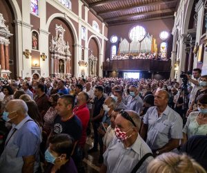 Sinj, 15.08.2020. - Proslava blagdana Velike Gospe u Sinju ove godine održana je bez tradicionalne procesije zbog epidemioloških mjera. Središnja misa koju je predvodio nadbiskup Marin Barišić trebala se održati u dvorištu crkve, ali je zbog kiše održana u samoj crkvi. foto HINA/ Miroslav LELAS/ lm