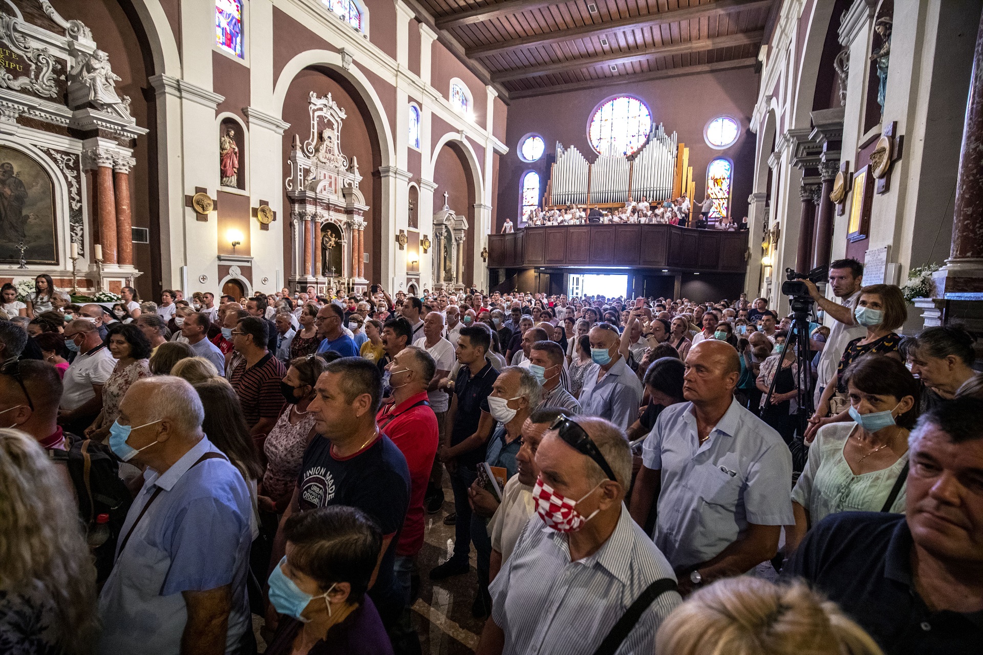 Sinj, 15.08.2020. - Proslava blagdana Velike Gospe u Sinju ove godine održana je bez tradicionalne procesije zbog epidemioloških mjera. Središnja misa koju je predvodio nadbiskup Marin Barišić trebala se održati u dvorištu crkve, ali je zbog kiše održana u samoj crkvi. foto HINA/ Miroslav LELAS/ lm