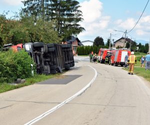 Karlovac, 16.8.2020 - U Kamanju se u nedjelju u 9.50 prevrnuo tegljaè-hladnjaèa BiH registracije pun svjeeg mesa, ali se promet tom dravnom cestom 228 Karlovac-Jurovski Brod odvija normalno, jer je tegljaè u cijelosti izvan kolnika, preokrenut na bok, rekli su Hini u karlovaèkom Centru 192.
foto HINA/ Mladen VOLARIÆ/ ua