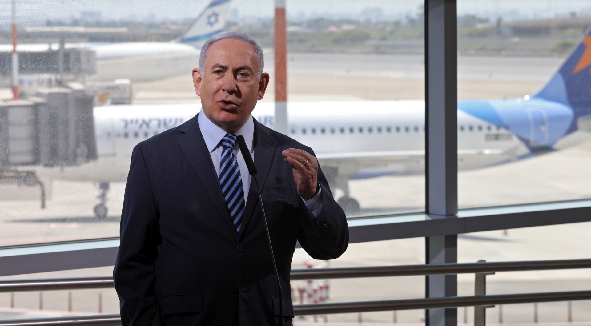 epa08608805 Israeli Prime Minister Benjamin Netanyahu gives a statement at Ben Gurion International Airport, in Lod, near Tel Aviv, Israel, 17 August 2020. Netanyahu said Israel was working on establishing direct flights between Israel and UAE in reaction to teh 13 august peace agreement. The direct flights would take route over Saudi Arabia.  EPA/Emil Salman / POOL