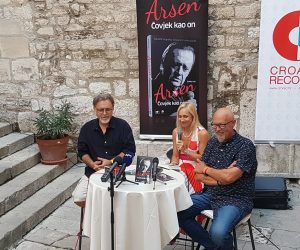 ibenik, 18.8.2020 - Biografija Arsena Dediæa "Arsen - Èovjek kao on", autora, novinara i glazbenog kritièara Zlatka Galla predstavljena je ispred Muzeja grada ibenika, na petu godinjicu smrti Arsena Dediæa. Na slici urednik izdanja Neven Kepeski (L) i Zlatko Gall (D).  
foto HINA/ ibenikIN/ Franka Zeljak/ ua